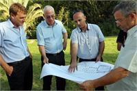 השר אריאל עם התושבים. צילום: ששון תירם