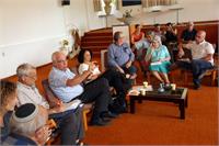 השר אריאל עם התושבים. צילום: ששון תירם