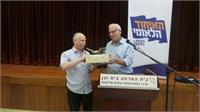 השר אורי אריאל מעניק את השופר לנחי אייל