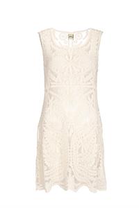 שמלת תחרה לבנה, 139 שח במקום 220 שח, להשיג ברשת חנויות האופנה מאיושה (שינקין 5, בוגרשוב 32 ודיזינגוף 150 תא), צלם דן מילר