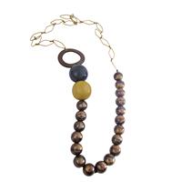 שרשרת משולבת עץ, עור מתכת ופלסטיק, 310 שח, להשיג בעדיים מכל הלב-יוסף ספיר 1 רג ובאתר www.adaim-yr.co.il, צלם יוסי גמזו-לטובה (2)