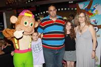 טנצר המאנייק הלא הוא גדי אלימלך עם משפחתו וקופיקוה