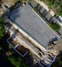 שרידי אמת המים העות'מאנית בשכונת משכנות שאננים, המקיפה בריכת מים קדומה. צילום: Skyview באדיבות רשות העתיקות