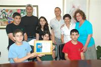 התלמידים, ראש העירייה, סגנו, מנהלת החינוך ומנהלת תפוח פיס. צילום: וידאו אקשן