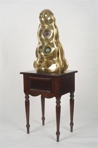סגולה, 2003, פליז, אבנים סמי טובות, שולחן עץ, 50\50\140 ס"מ. צילום: רן ארדה
