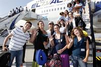 עולים יורדים מהמטוס הבוקר. קרדיט: ששון תירם. אין צורך בתשלום