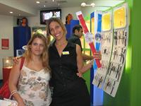 מורן מזוז המודחת של כוכב נולד 7 וחגית לרידו מנהלת השיווק של סווטש. צילום: ראובן שניידר
