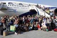 הרווקים והרווקות מיד לאחר ירידתם מהמטוס הבוקר. קרדיט: ששון תירם. אין צורך בתשלום.