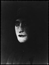 מרסל דושאן, דיוקן רוז סלאווי, 1921, הדפסת כסף. אוסף ורה וארטורו שוורץ לאמנות דאדא וסוריאליזם, מוזיאון ישראל, ירושלים