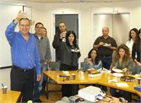 עובדי Arrow ECS Israel באירוע הרמת הכוסית יחד עם זאב יהלום, מנכ"ל החברה (משמאל בחולצה הכחולה). צילום יח"צ