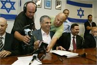 שר התקשורת משה כחלון עדן בר טל מנכ"ל משרד התקשורת ורמי שביט מנכ"ל קבוצת המשביר לצרכן. צילום: גיל הדני