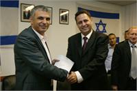 שר התקשורת משה כחלון עדן בר טל מנכ"ל משרד התקשורת ורמי שביט מנכ"ל קבוצת המשביר לצרכן. צילום: גיל הדני