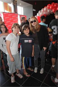 ענת עצמון והילדים. צילום: רפי דלויה