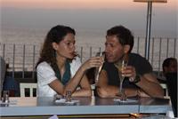 בקי עם הזמר. צילום: אסף לב