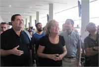שר התחבורה, ישראל כץ וראש העיר, הגב' מרים פיירברג-איכר מתרשמים מהטלויזיות המקצועיות של סמסונג