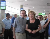 ראש העיר, מרים פיירברג-איכר ובוקי חיון, מנהל פיתוח עסקי בקבוצת חיון-  נציגת סמסונג על רקע המסכים המקצועיים של סמסונג 