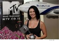 Ninet with MTV prize at El al office. Photo by Sivan farag