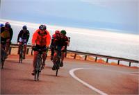 רוכבי אופניים בים המלח