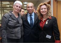 מימין לשמאל: מיכל בלומנשטיק-ברוורמן, מושל מסצ'וסטס דבאל פטריק, ד"ר אורנה ברי