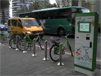 עמדה להשכרת אופניים ברחוב פנקס. צילום – לשכת דובר עיריית תל אביב יפו