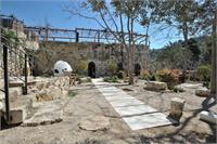 חצר מלון אלגרה .צילום: אסף לב