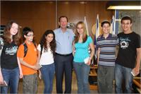 ראש העירייה, רון חולדאי, מזכיר ועד ההורים המרכזי, משה אלינסון ונציגי התלמידים. צילום- יעל צור