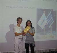 מנהלות השיווק – לינדה מג'י ושירה רז מייזנר - לוחצות ידיים. 