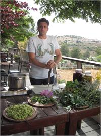 Guy Loel. Guy ose et Israel. Photo by Laly Gordon. Travel channel