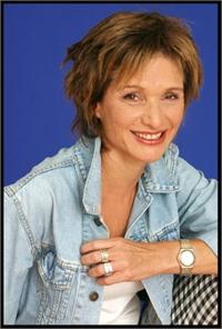 העתונאית יעל גבירץ תנחה את משתתפי הסדנא הראשונה ברשת לכתיבה עיתונאית- MySchool