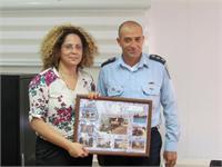 בתמונה- אלמ דני פרנקל, מפקד בסיס הטכני מעניק שי לשרון נסים, מנכל רשות נחל הקישון