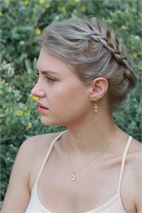 מיידלה קולקציית פרח פנינה בתמונה עגילים עשויים מפנינים קטנות בצורת עיגול ושרשרת עדינה עם אלמנט זהה צילום  ולרי בלקין סטיילינג טליחסידים