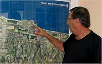 כרמל סלע, בוחן את התוכניות החדשות- צילום דוברות חוף הכרמל