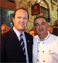 השף משה בסון מציג לראש עיריית ירושלים, ניר ברקת את בית הקפה החדש אספרנסה שנפתח השבוע