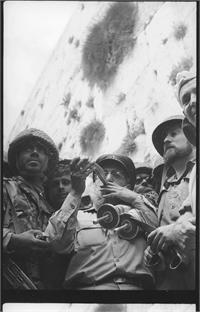 הרב גורן בעת שיחרור ירושלים. השופר המקורי מוצג בתערוכה
