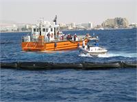 סירת פיקוח וסביבה 2 וחוסם דלק ימי פרוס.צילום: אגף ים וחופים, המשרד להגנת הסביבה 