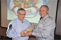 מימין: אורי חיים, מנכ"ל סייפ- פק מעניק את ברכתו לארנון קיזלשטיין, המנכ"ל היוצא.
