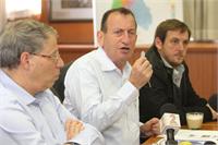 בתמונה - רון חולדאי, ס. רה"ע אסף זמיר, מנכ"ל העירייה מנחם לייבה