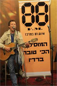 ערן צור בהפעה חיה באולפן 88 . צלם : רפי דלויה