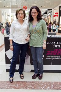 אילנית גריוביץ ברגר ונאוה ברק ליד דוכן עלם בקניון רמת אביב. צילום: סטודיו לם וליץ