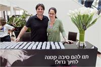 אילנית גריוביץ ברגר ומנכל קניון רמת אביב אורי אבל בדוכן עמותת עלם בקניון. צילום: סטודיו לם וליץ