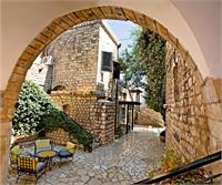 רות רימונים צפת- סמטאות המלון. צילום רוני בלחסן