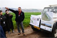 מנכ"ל רשות ניקוז ונחלים קישון, חיים חמי , במהלך סיור בקישון  צילום: אלון לויטה