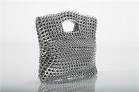 MADEO - תיק ערב עשוי לשוניות פחיות 1185 ש"ח, צילום: יחצ