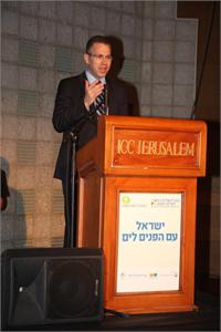 השר להגנת הסביבה, גלעד ארדן, מברך את משתתפי הכנס