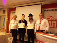 עדן ומשה שגב, זכייני סניף חיפה וטירת הכרמל, יוחנן אס מנכ"ל אל הנכס (מימין) ומוטי נחום יו"ר הרשת (משמאל). 