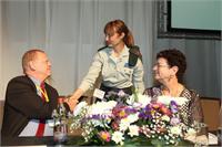 משמאל לימין: שי קוקוי יו"ר הלשכה, צא"ל אילה חכים, נעמי אברמסון יו"ר ועדת הפרסים בלשכה. צילום: קובי קנטור