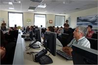מיקי שטיינר, מנכ"ל SAP Labs ישראל בכיתת הלימוד לצד ילדי העובדים