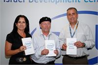 מימין לשמאל: בריאן קרזניץ', מנכ"ל אינטל העולמית, מולי אדן, נשיא אינטל ישראל, ובלה אברהמס, סמנכ"לית קשרי נשיא אינטל ישראל 
