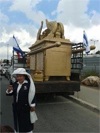 גרייס קופנה חשפה ארון הברית בירושלים