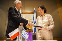בצילום: מנכ"לית משרד המדע, הטכנולוגיה והחלל עו"ד בינה בר-און וסגן שר המדע וההשכלה הגבוהה הפולני פרופ' מארק רטייזק.